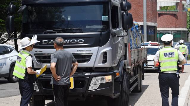 ▲ 21일 오전 춘천 강촌검문소 앞 도로에서 강원경찰청 암행순찰팀과 춘천·홍천·인제·속초경찰서 교통관리계 경찰들이 대형화물차를 중심으로 교통법규 위반 특별단속을 하고 있다. 방도겸 기자