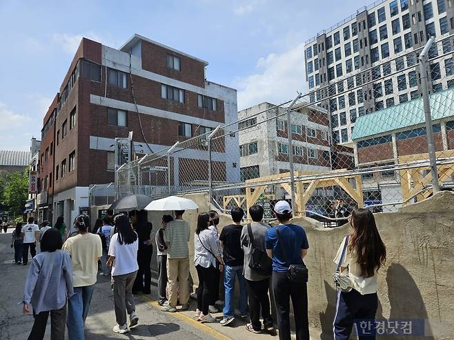 21일 오후 2시 서울 성동구 성수동에서 열린 '모바일배틀그라운드 한국 서비스 7주년 기념 팝업스토어'를 찾은 방문객 20명이 오픈런을 서고있다. 사진=박수빈 기자