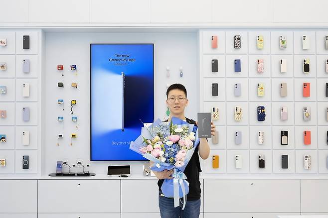 지난 21일 오전 삼성 강남 갤럭시S25 엣지 사전 구매 1호 고객 전준하 씨가 사진촬영을 하고 있다. /사진=삼성전자 뉴스룸