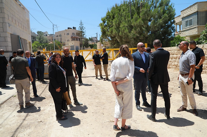 각국 외교사절단이 21일(현지시간) 요르단강 서안지구 제닌 난민캠프 일대를 둘러보고 있다. 팔레스타인 자치정부 엑스 계정.
