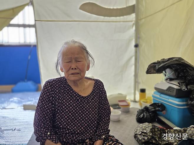 경북 안동시 길안면 길안중학교 체육관에서 지난 21일 만난 천현저 할머니(101)가 대피소 생활에 대해 말하고 있다. 김현수 기자
