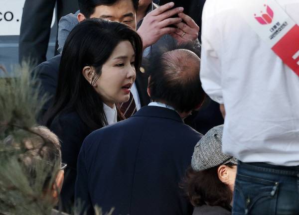 윤석열 전 대통령의 부인 김건희 여사가 11일 서울 서초구 아크로비스타 사저 앞에 도착해 지지자 및 주민들과 인사하고 있다. 연합뉴스