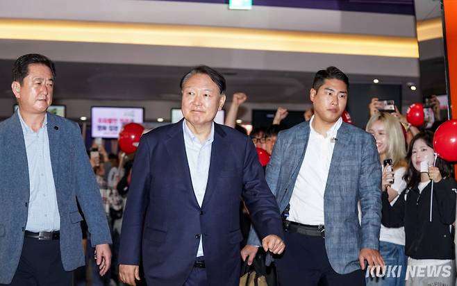 윤석열 전 대통령이 21일 서울 동대문구 한 영화관에서 부정선거를 다룬 영화 '부정선거, 신의 작품인가'를 관람하기 위해 입장하고 있다. 유희태 기자