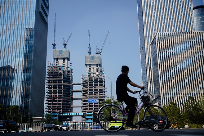 중국 베이징의 한 건설 현장 모습. <EPA연합>