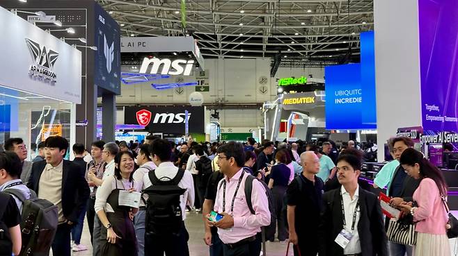 20일 대만 타이베이서 개막한 '컴퓨텍스 2025'에 관람객이가득 하다. /사진=김남이 기자