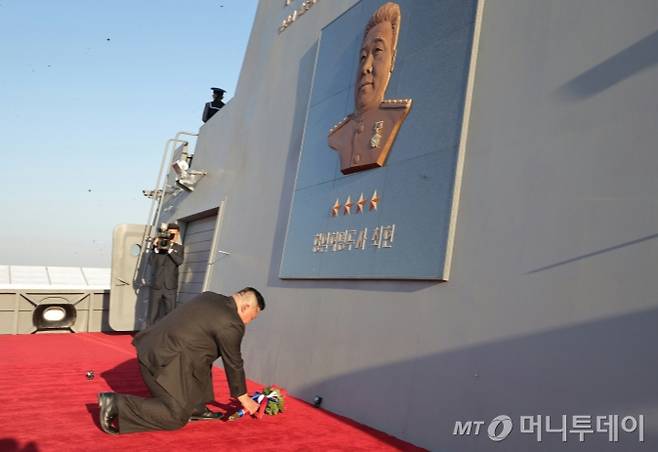 북한 노동당 기관지 노동신문은 지난달 26일 "김정은 동지를 모시고 새로 건조한 구축함 진수 기념식이 조선혁명의 첫무장력의 창건일인 뜻깊은 지난 25일 남포조선소에서 성대히 진행됐다"고 보도했다. 신형 구축함은 5000톤(t)급이다. / 사진=뉴스1