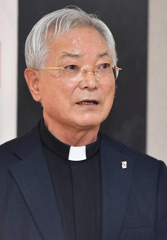 이재명 더불어민주당 대통령 후보가 노무현·문재인 전 대통령의 멘토로 알려진 송기인 신부와 만난다. 사진은 광주 동구 5·18민주화운동 기록관에서 열린 부마민주항쟁 40돌 기념 '부마 1979·유신의 심장을 쏘다' 전시회 개막식에 참석한 부마민주항쟁기념재단 송기인 이사장이 축사를 하고 있는 모습. /사진=뉴시스