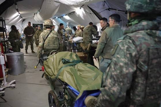 지난 3월 17일 경기도 포천시 미8군 왓킨슨 훈련장에서 실시된 한미연합연습 ‘자유의 방패’(FS·Freedom Shield) 대량사상자 훈련에서 미군 장병이 부상자를 야전병원에서 치료하는 훈련하고 있다. 연합뉴스