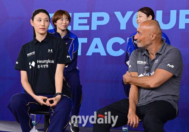 김연경과 아본단자 감독이 KYK 인비테이셔널 미디어데이에서 이야기를 나누고 있다 / 인천 = 유진형 기자 zolong@mydaily.co.kr