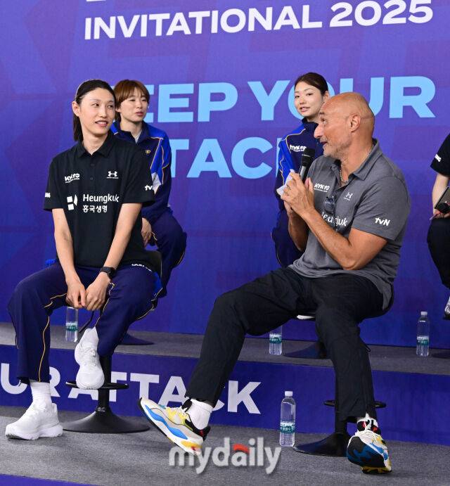 김연경과 아본단자 감독이 KYK 인비테이셔널 미디어데이에서 이야기를 나누고 있다 / 인천 = 유진형 기자 zolong@mydaily.co.kr