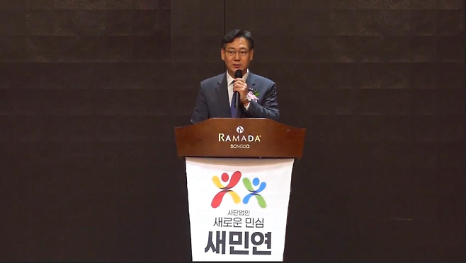 ▲2023년 6월 27일, 새민연 인천 연수구지회 출범식에서 김대남 전 대통령실 시민사회수석실 비서관직무대리가 대통령실 축사를 전달하는 모습.