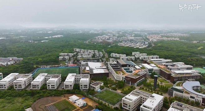 제주 영어 교육 도시 전경. 아이 한 명을 교육하는데 연간 1억-1억 5천만 원이 드는 것으로 알려져 있다.