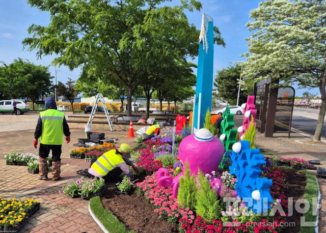 ▲서신면 전곡리 일원에서 주민들과 함께하는 환경 정화 활동하는 모습 ⓒ 프레시안 (김수인)