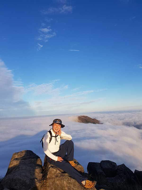 민병도 회장이 홍콩 트레킹 중 구룡산에 오른 모습. 민 회장은 평소 키르기스스탄 방문 때면 톈샨산맥 트레킹을 꼭 일정에 넣는다.