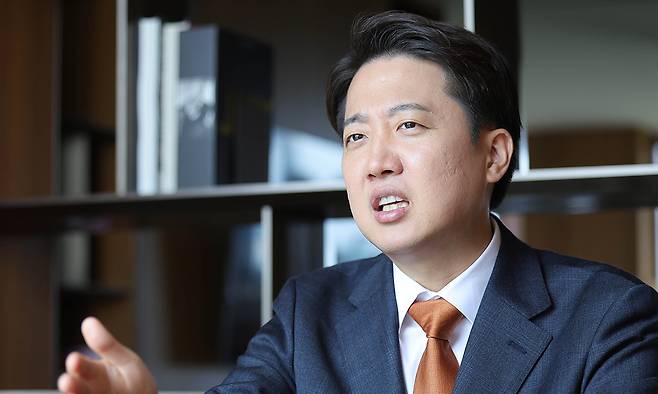 개혁신당 이준석 대선후보가 21일 서울 신라호텔 미팅룸에서 진행한 세계일보와의 인터뷰에서 “더불어민주당 이재명 후보를 실력으로 누를 사람이 나서야 할 타이밍”이라면서 자신에 대한 지지를 호소하고 있다. 이재문 기자