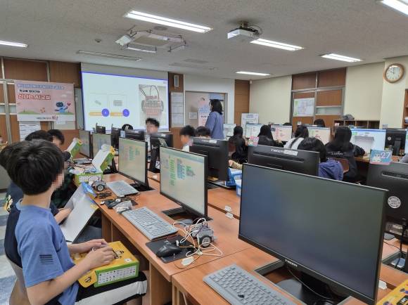 지난 19일 서울 용산구 서빙고초등학교에서 신나는 AI교실 수업이 진행되고 있다. 용산구 제공
