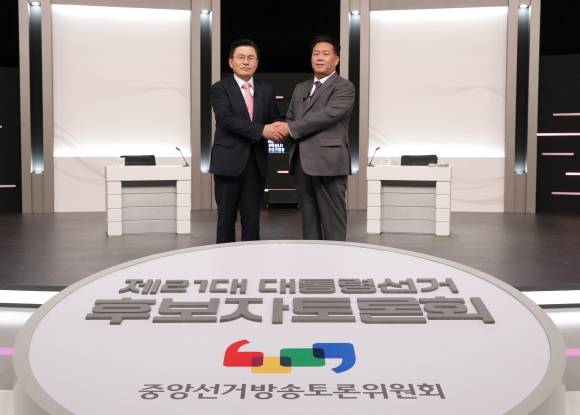 제21대 대선 초청 외 후보자 토론회 - 무소속 황교안(왼쪽), 송진호 대선 후보가 19일 서울 마포구 상암동 SBS 프리즘센터 스튜디오에서 열린 제21대 대선 초청 외 후보자 토론회 시작에 앞서 기념촬영을 하고 있다. 2025.5.19 중앙선거방송토론위원회 제공.