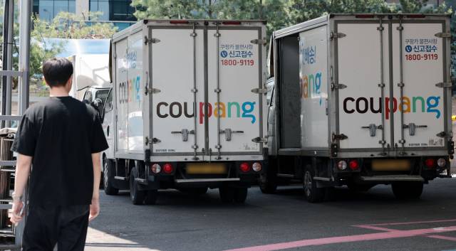 쿠팡이 올해 1분기 환율 상승 효과 등으로 11조5천억원 규모의 최대 매출과 340% 증가한 영업이익을 거뒀다고 밝힌 7일 서울 시내의 한 물류 캠프에 쿠팡 배송 차량이 주차돼 있다. 연합뉴스.