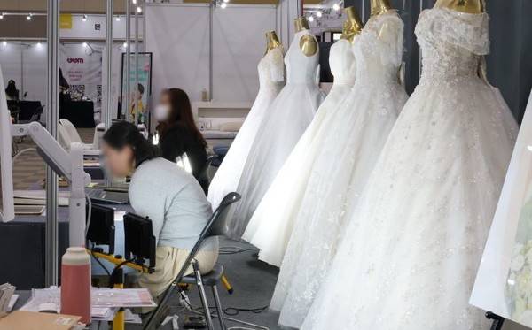 웨딩박람회에 전시된 드레스 ⓒ 연합뉴스