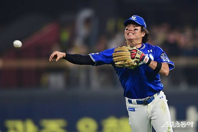 삼성 류지혁은 21일 고척 키움전에서 개인 통산 1000경기를 달성했다. 주전 한자리를 차지하기 위해 노력했던 시절이 있었기에 가능했던 결과물이다. 그는 2000경기 이상 출전한 베테랑 강민호와 최형우를 언급하며 더 오랫동안 살아남겠다고 다짐했다. 스포츠동아 DB