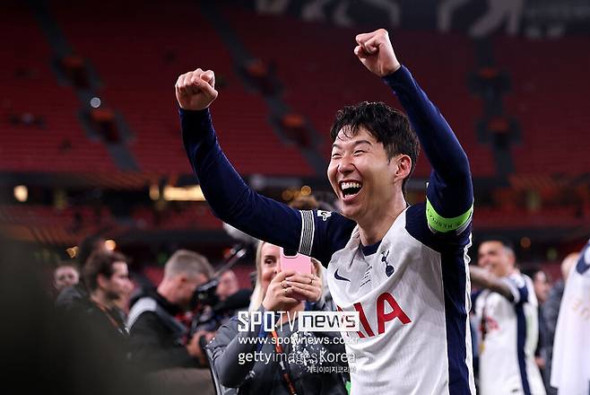 ▲ 경기 후 손흥민은 태극기를 몸에 두르며 우승을 만끽했다. 태극기를 두르며 세리머니를 하던 중 팀 동료 클루셉스키를 보자 펑펑 눈물을 쏟았다. 10년 동안 토트넘에서 했던 모든 게 파노라마처럼 지나갔을 테다.