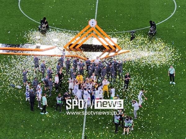 ▲ 우승이 확정된 순간, 토트넘 홋스퍼 팬들은 눈물 쏟기 바빴다.