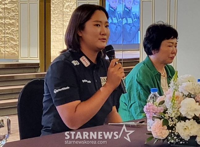 유해란(왼쪽)이 21일 어머니와 함께 취재진을 만나 인터뷰를 하고 있다. /사진=안호근 기자