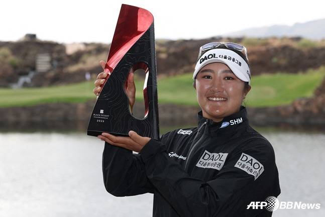 유해란이 우승 후 트로피를 들어올리고 있다. /AFPBBNews=뉴스1