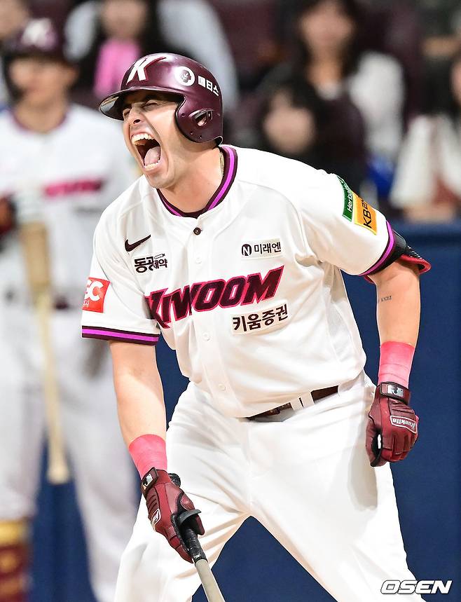 사구에 통증을 호소하고 있는 카디네스.