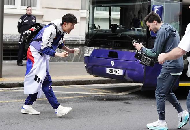 지난 22일 스페인 빌바오의 산 마메스 경기장에서 열린 2024~2025 UEFA 유로파리그 우승을 경험한 손흥민이 현지 호텔을 떠나 영국 런던으로 이동하는 과정에서 태극기를 두른 채 포즈를 취하고 있다. /사진=BBC 홈페이지 캡처