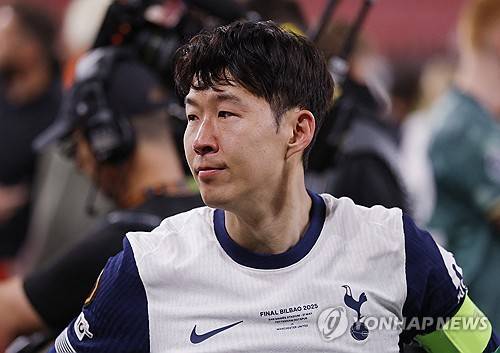 손흥민이 22일(한국시간) 스페인 빌바오에 있는 산마메스에서 열린 토트넘 홋스퍼와 맨체스터 유나이티드와의 2024-2025시즌 유럽축구연맹(UEFA) 유로파리그 결승전에서 승리하며 우승을 차지한 뒤, 전 팀 동료였던 케인에게 고마움을 전했다. 연합뉴스