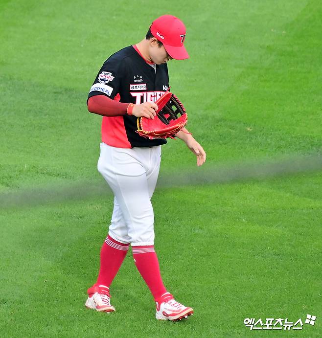 KIA 타이거즈 외야수 최원준이 21일 수원 KT위즈파크에서 열린 2025 신한 SOL Bank KBO리그 KT 위즈와의 팀 간 5차전에서 1회말 수비 실책을 범한 뒤 교체됐다. 사진 김한준 기자