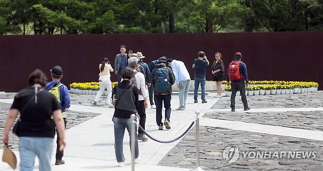 노 전 대통령 묘역 참배 (김해=연합뉴스) 김동민 기자 = 노무현 전 대통령 서거 16주기 추도식을 하루 앞둔 22일 경남 김해시 진영읍 봉하마을에서 시민 참배가 이어지고 있다. 2025.5.22 image@yna.co.kr
