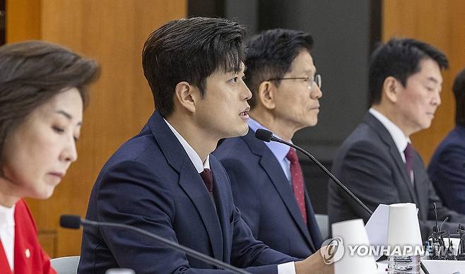 한국거래소 현장 선거대책회의서 발언하는 김용태 (서울=연합뉴스) 황광모 기자 = 국민의힘 김용태 비상대책위원장이 22일 서울 여의도 한국거래소에서 김문수 대선후보가 참석한 가운데 열린 중앙선거대책위원회 현장 회의에서 발언하고 있다. 2025.5.22 hkmpooh@yna.co.kr