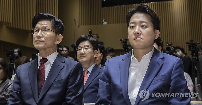 서울시 토론회 나란히 참석한 김문수·이준석 후보 (서울=연합뉴스) 황광모 기자 = 국민의힘 김문수 대선후보(왼쪽)와 개혁신당 이준석 대선후보가 지난 19일 서울 중구 서울시청에서 열린 '약자와 동행하는 서울 토론회'에 참석해 나란히 앉아 있다. 2025.5.19 hkmpooh@yna.co.kr