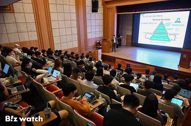 지난 20일 한양대 에리카(ERICA) 캠퍼스에서 열린 '산업동향분석 릴레이특강'에 취업 준비생과 진로 설정을 고민하고 있는 학생들이 참여해 강의에 집중하고 있다./사진=이명근 기자 qwe123@