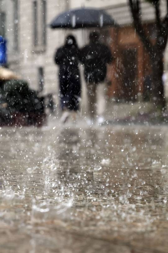 16일 서울 중구 서울시청 앞에 강한 비가 쏟아지고 있다. 사진=뉴시스