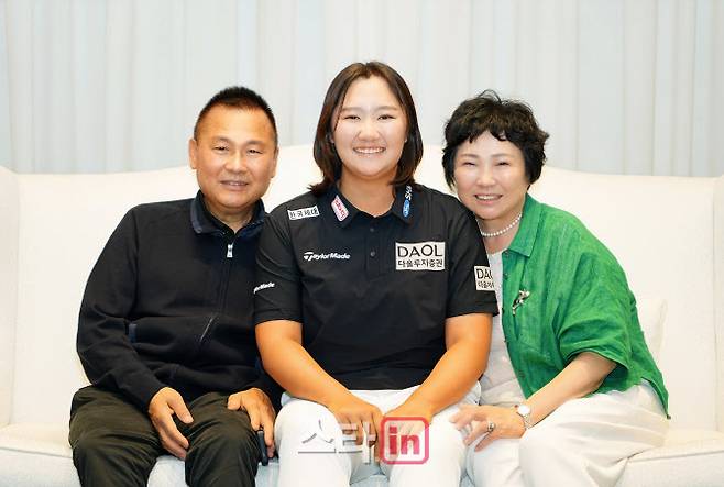 왼쪽부터 아버지 유재권 씨, 유해란, 어머니 김금임 씨가 함께 미소짓고 있다.(사진=이데일리 골프in 조원범 기자)