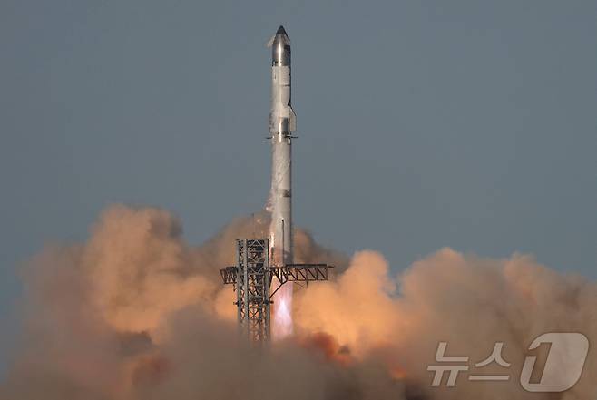 2월 미국 텍사스주 브라운스빌의 보카치카 스타베이스에서 스페이스X의 우주선 '스타십'이 발사되는 모습. ⓒ 로이터=뉴스1 ⓒ News1 김지완 기자