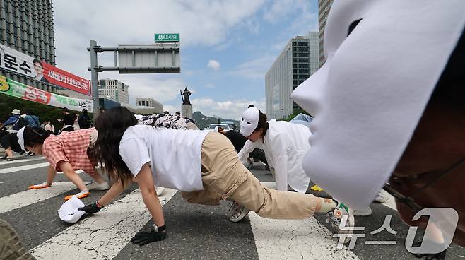 녹색연합 관계자들이 22일 서울 종로구 세종로 광화문네거리에서 생물다양성의 날을 맞아 자연의 권리 퍼포먼스 ‘공생2’를 선보이고 있다. 2025.5.22/뉴스1 ⓒ News1 임세영 기자