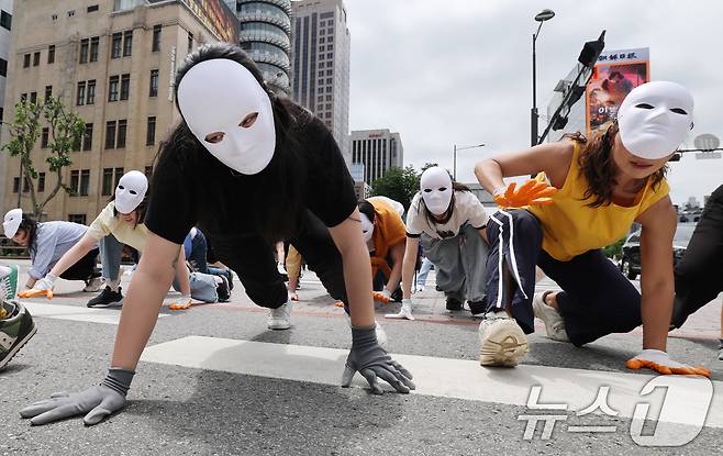 녹색연합 관계자들이 22일 서울 종로구 세종로 광화문네거리에서 생물다양성의 날을 맞아 자연의 권리 퍼포먼스 ‘공생2’를 선보이고 있다. 2025.5.22/뉴스1 ⓒ News1 임세영 기자