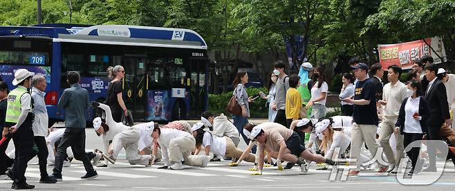 녹색연합 관계자들이 22일 서울 종로구 세종로 광화문네거리에서 생물다양성의 날을 맞아 자연의 권리 퍼포먼스 ‘공생2’를 선보이고 있다. 2025.5.22/뉴스1 ⓒ News1 임세영 기자