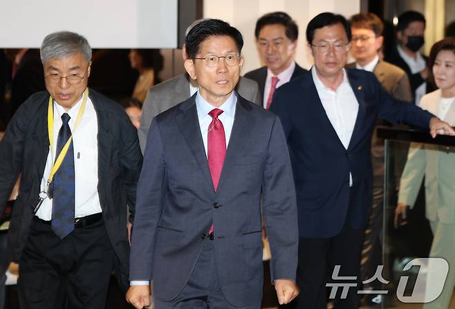 김문수 국민의힘 대통령 후보가 23일 오전 서울 중구 더플라자호텔에서 열린 제3회 국가와 민족을 위한 조찬기도회에 참석하고 있다. 2025.5.23/뉴스1 ⓒ News1 오대일 기자