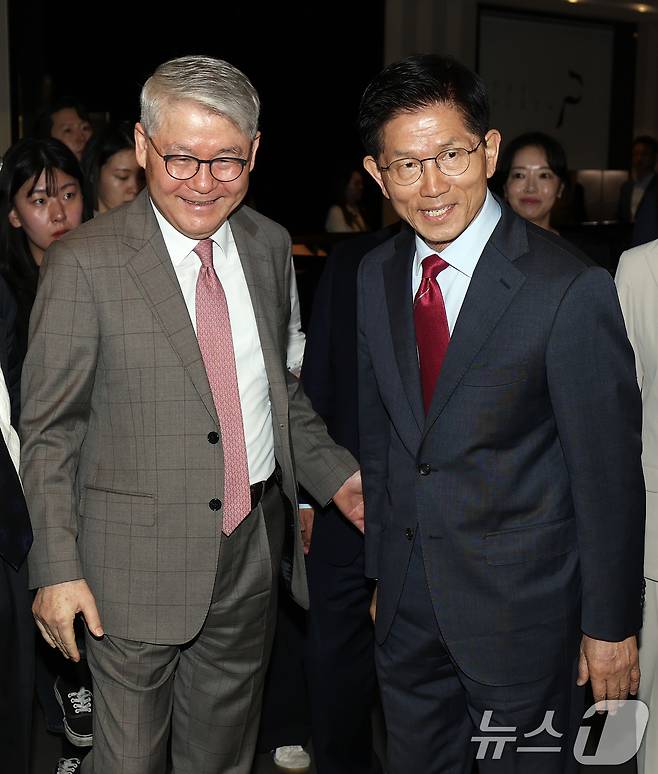 김문수 국민의힘 대통령 후보가 23일 오전 서울 중구 더플라자호텔에서 열린 제3회 국가와 민족을 위한 조찬기도회에 참석하며 한기채 목사와 인사를 나누고 있다. 2025.5.23/뉴스1 ⓒ News1 오대일 기자