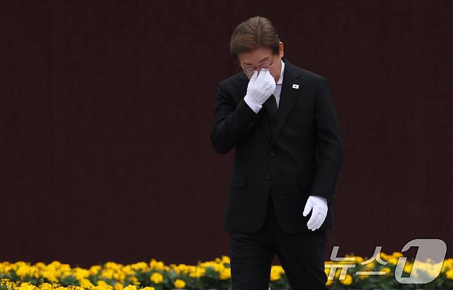 이재명 더불어민주당 대통령 후보가 고(故) 노무현 전 대통령 서거 16주기인 23일 경남 김해시 진영읍 봉하마을 노 전 대통령 묘역 참배를 마친 뒤 눈물을 훔치고 있다. (공동취재) 2025.5.23/뉴스1 ⓒ News1 이재명 기자