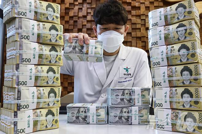 17일 서울 중구 하나은행 위변조대응센터 직원이 달러와 원화 지폐를 살펴보고 있다. 기사 내용과 무관. 2025.4.17/뉴스1 ⓒ News1 김도우 기자