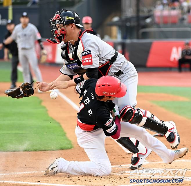 1회초 1사 2루 KIA 김도영의 적시타때 2루주자 박찬호가 홈으로 쇄도하다 KT 포수 장성우와 충돌하고 있다. 수원=허상욱 기자