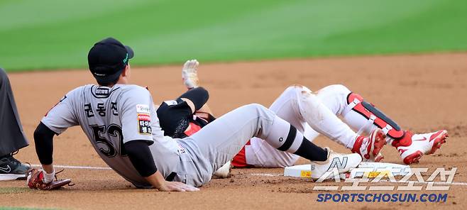 22일 수원KT위즈파크에서 열린 KIA와 KT의 경기, 1회초 1사 2루 적시타를 날린 김도영이 KT 권동진과 충돌해 고통스러워 하고 있다.