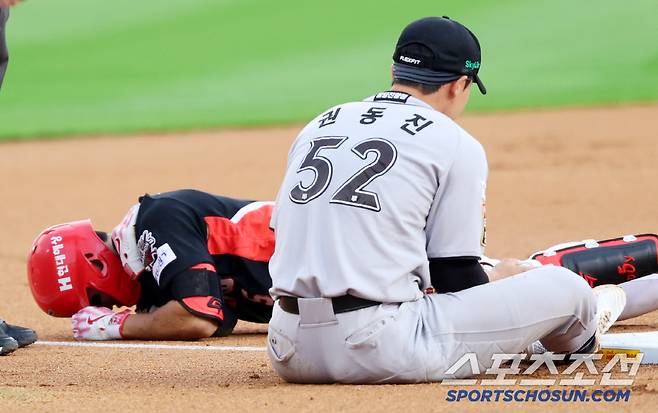 충돌에 고통스러워하는 김도영