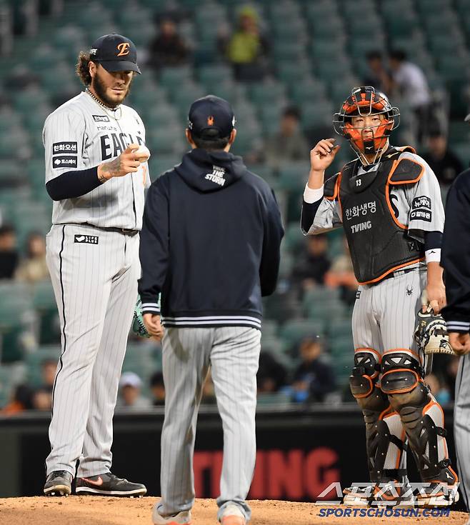 22일 울산 문수야구장에서 열린 NC 다이노스와 한화 이글스의 경기. 한화 폰세를 찾은 양상문 코치. 울산=박재만 기자 pjm@sportschosun.com/2025.05.22/